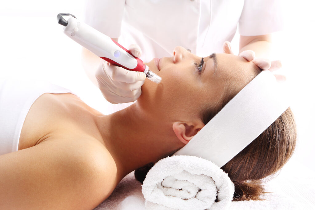 Needle,Mesotherapy.beautician,Performs,A,Needle,Mesotherapy,Treatment,On,A,Woman's