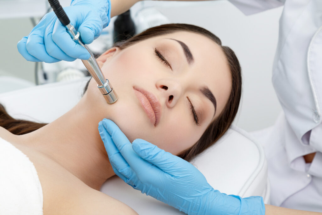 Procedure,Of,Microdermabrasion.,Mechanical,Exfoliation,,Diamond,Polishing.,Model,,Close-up.,Cosmetological