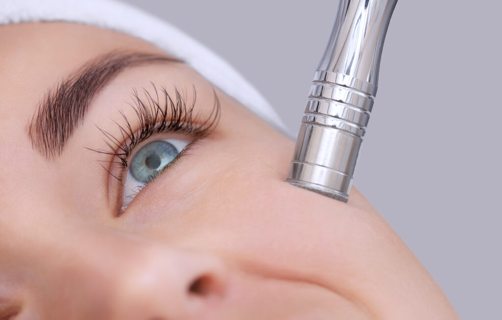 The,Cosmetologist,Makes,The,Procedure,Microdermabrasion,Of,The,Facial,Skin